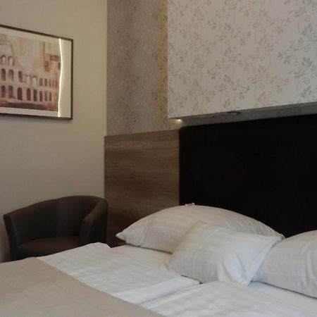 Caesar Panzio Hotel Papa Luaran gambar